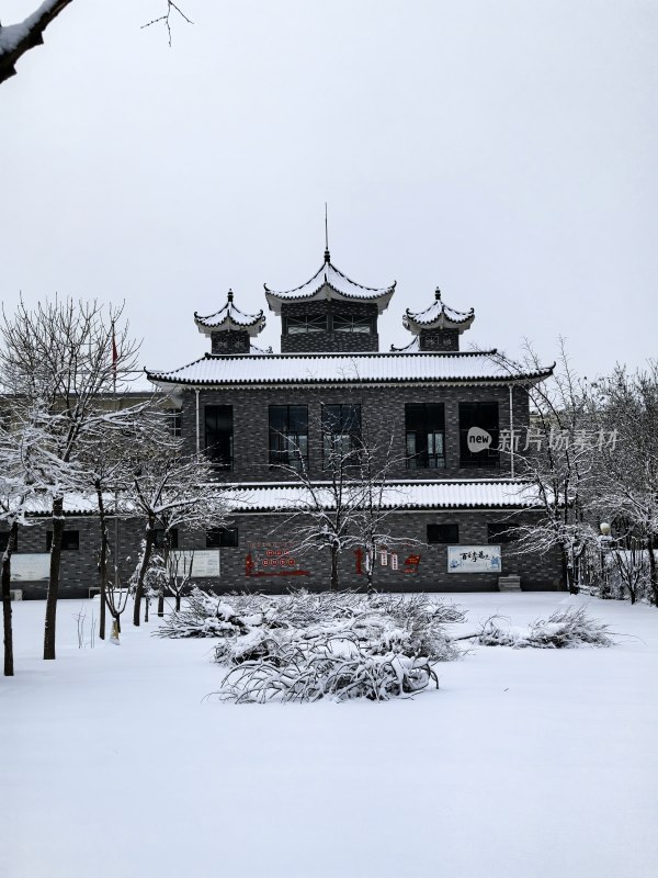 雪中的古建筑，尽显历史韵味