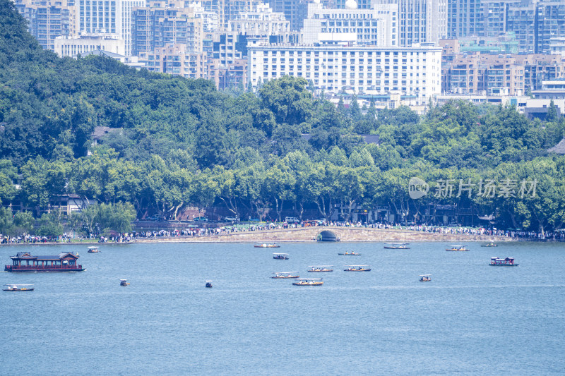 远眺浙江省杭州市西湖白堤的断桥