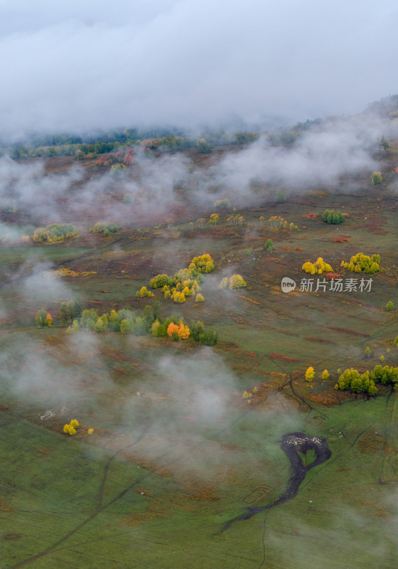 航拍秋天云雾缭绕的新疆禾木风景区