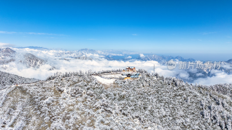 四川成都西岭雪山景区的日月坪航拍特写