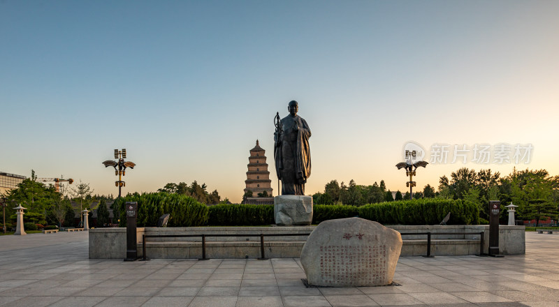 清晨的西安大雁塔大雁塔南广场玄奘雕塑景观