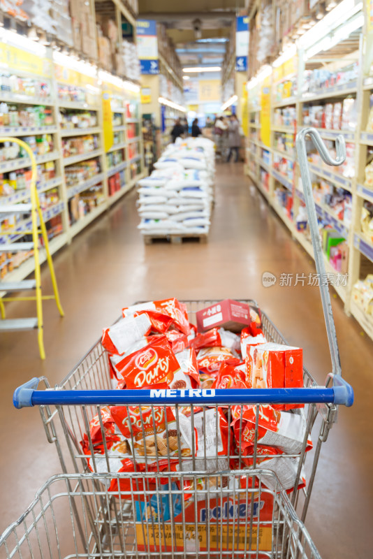 超市内装满零食的购物车