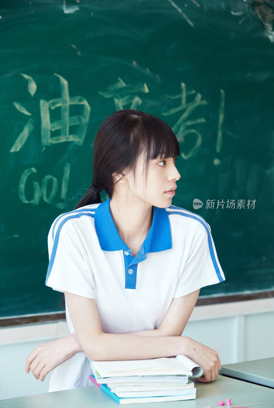 教室里讲台上为高考加油激励的高中生
