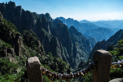 形态各异的山峰