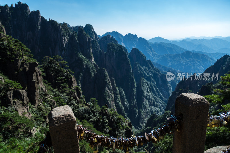 形态各异的山峰