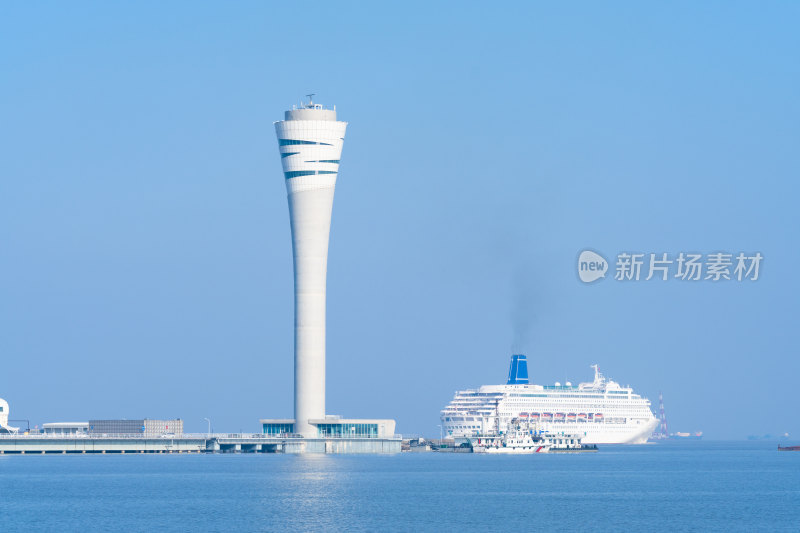 上海吴淞口国际邮轮港的邮轮和瞭望塔