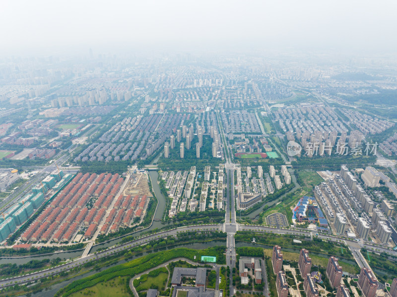 大雾笼罩下的浙江省海宁现代城市风光