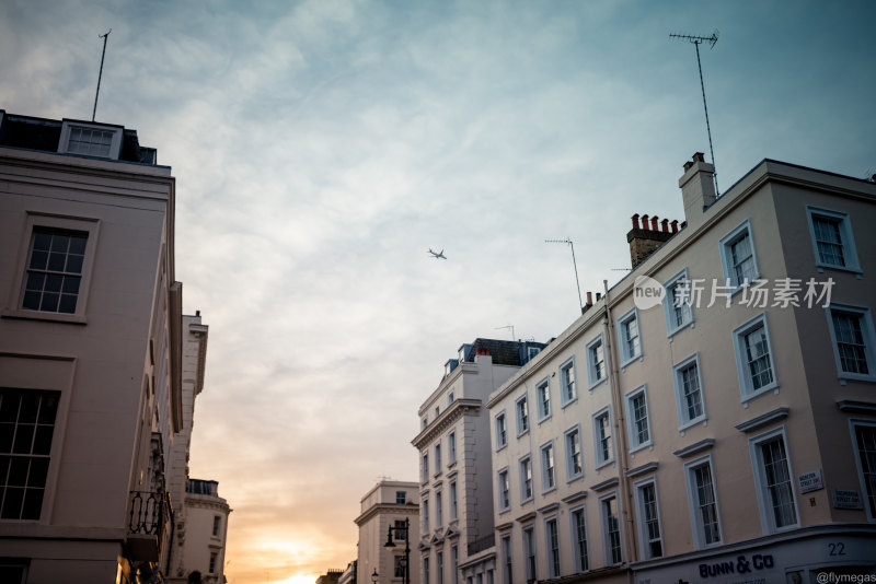 伦敦 街景 仰视 夕阳 天空 飞机 云
