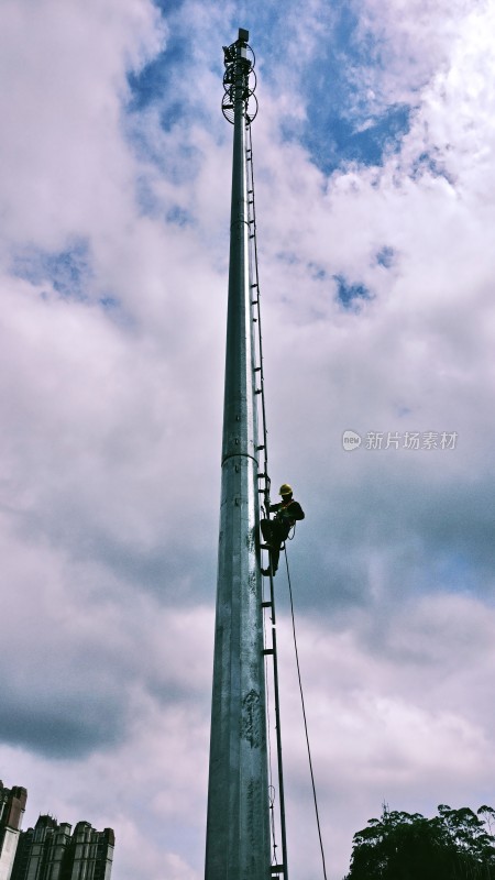 工人攀爬通信铁塔作业