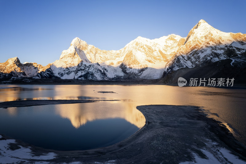 希夏邦马徒步中的贡措与喜马拉雅山脉日出