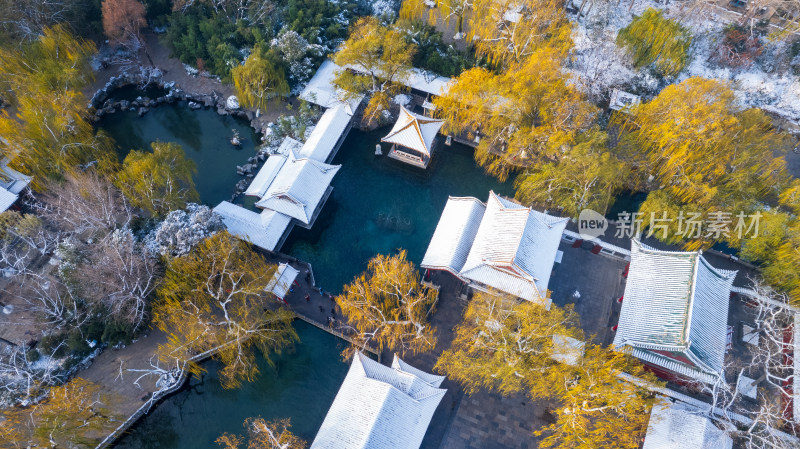 山东济南大明湖趵突泉泉水冬天雾气雪景