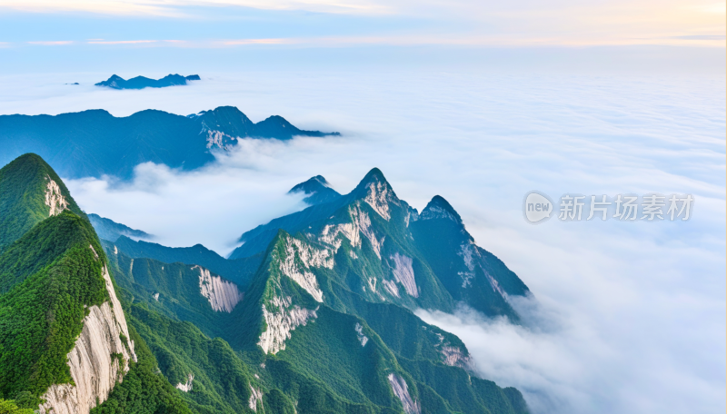 云雾缭绕的壮丽华山山景