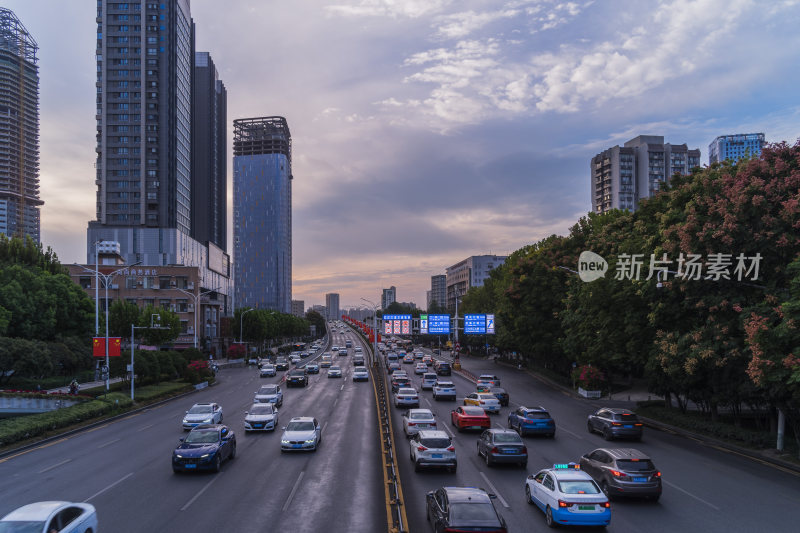 城市道路车水马龙的繁忙景象