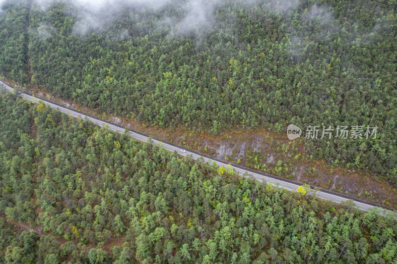 云南丽江玉龙雪山蓝月谷云雾缭绕高空航拍