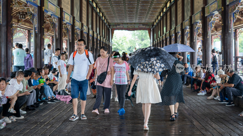 游客们冒雨游览成都都江堰景区