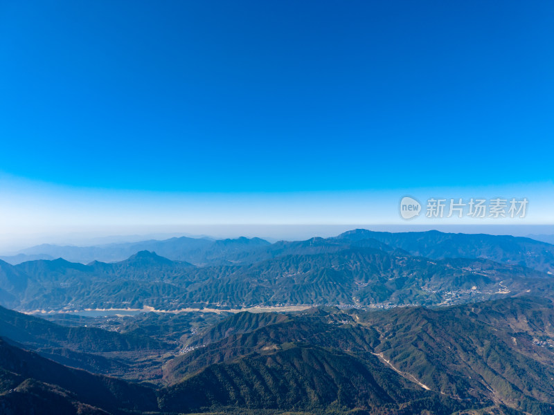 险峻陡峭山峰航拍图