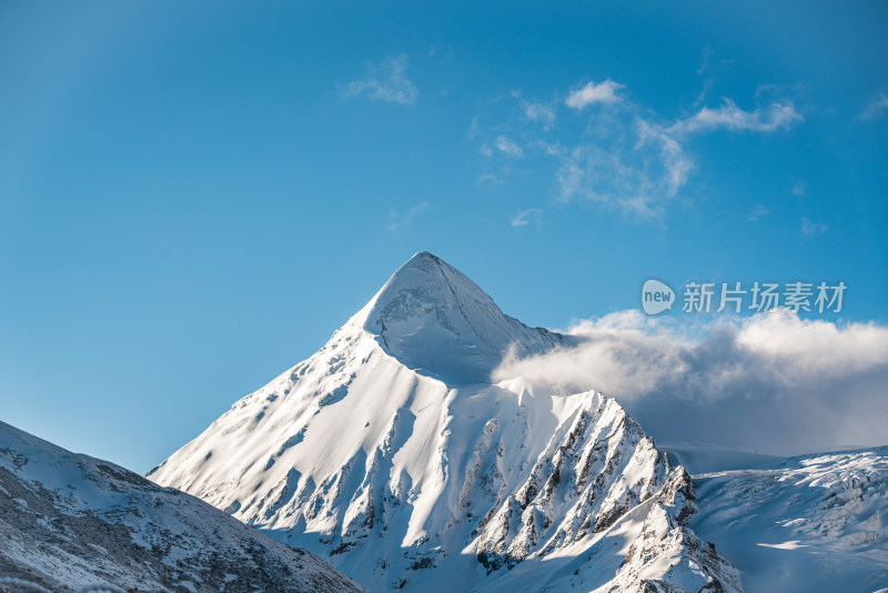 中国西藏那曲市萨普山峰雪山蓝天白云