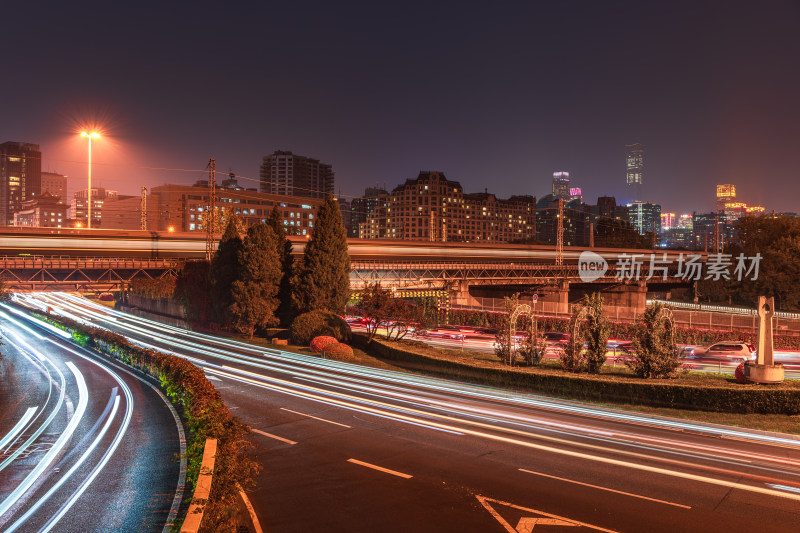 夜晚城市道路的车流光轨景象