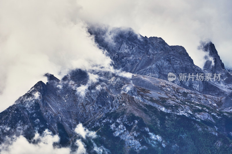 云海中的玉龙雪山