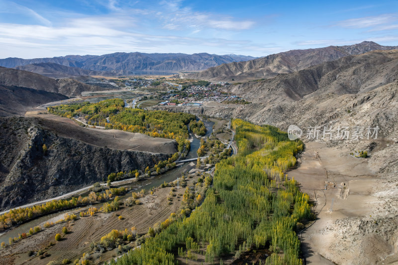 新疆阿勒可可托海秋色山谷河道秋景航拍