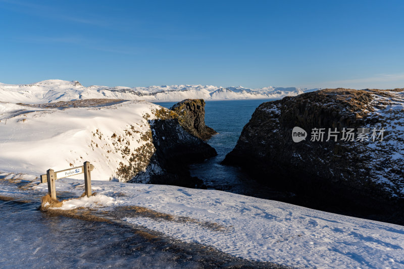 冰岛北极圈斯奈山半岛黑沙滩海边花岗岩