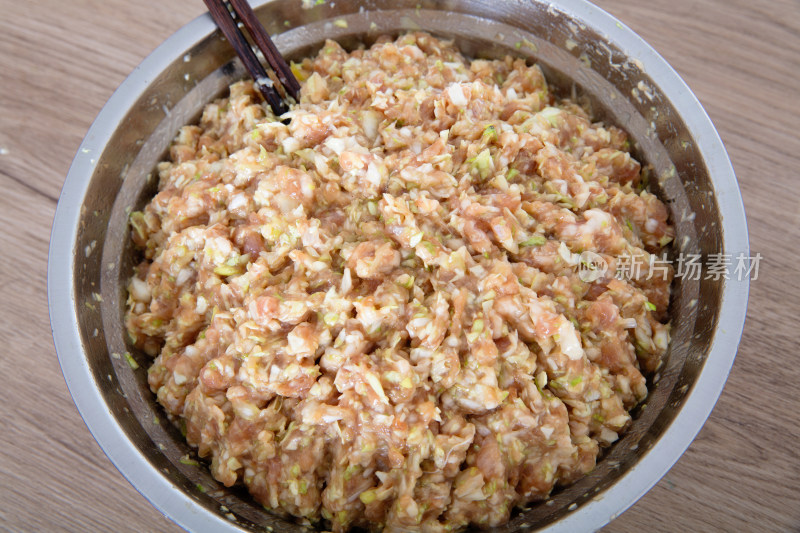 钢盆里满装制作好的猪肉大葱饺子陷