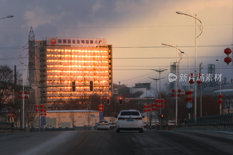 夕阳下石油工厂外的街道景象