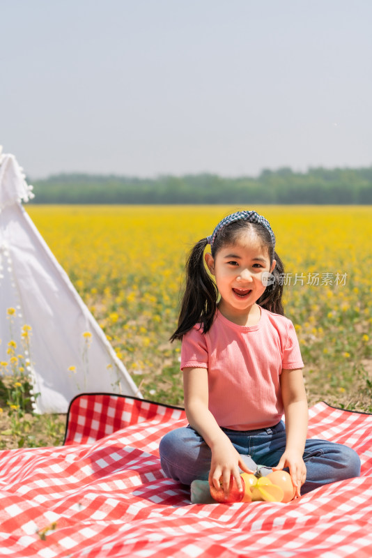 夏天在油菜花田野餐的女孩