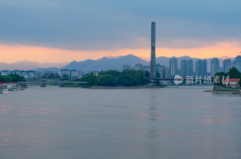 福建福州市的闽江上的三县洲大桥夕阳风光