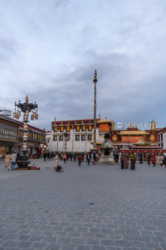 西藏拉萨大昭寺广场朝圣者在虔诚祈祷