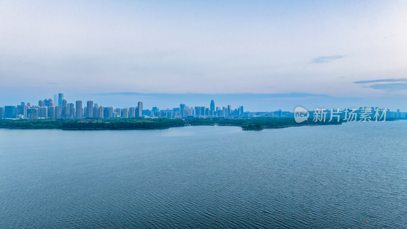 湖北武汉东湖与武昌城市清晨