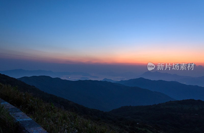 香港大帽山郊野公园山顶日出与连绵山脉晨雾