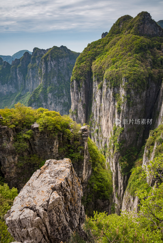 太行山山谷岩石悬崖自然风景