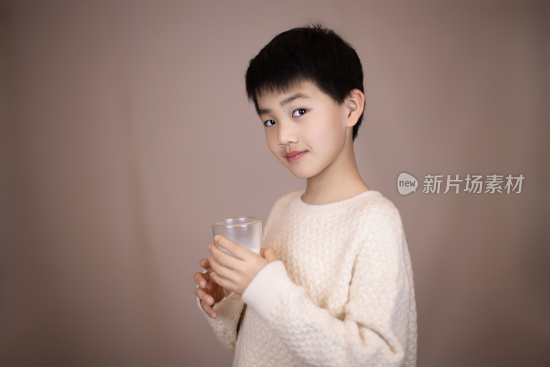 一个帅气的中国小男孩在喝牛奶