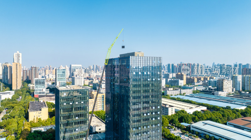 武汉江汉开发区内的写字楼施工吊装