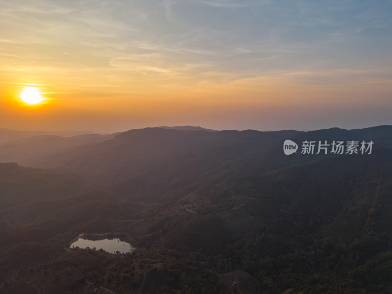 航拍落日余晖下的山峦