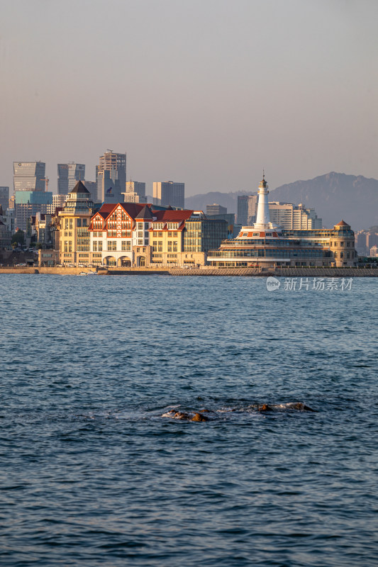 黄昏落日时青岛小麦岛公园自然风景城市景观