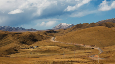 祁连山深处公路卡车