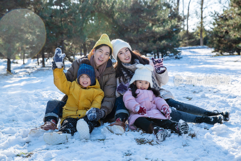 快乐的一家人坐在雪地上