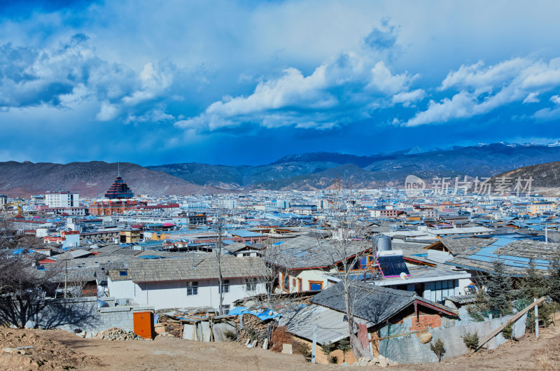 云南迪庆香格里拉后山俯瞰城镇建筑群景观