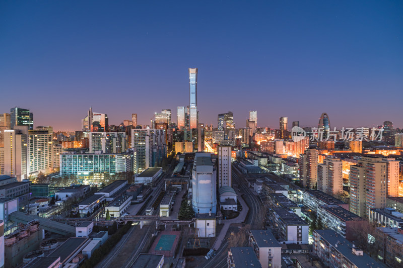 北京暮色下的北京城市建筑全景