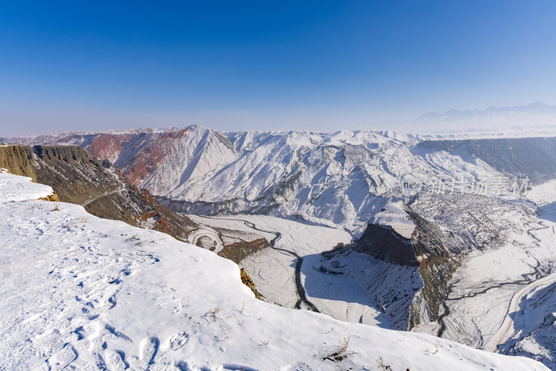 航拍新疆冬季安集海大峡谷雪景雪山山脉河流