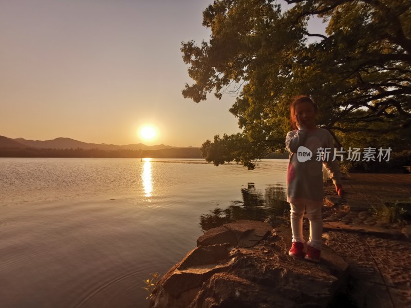 西湖的金色夕阳美景