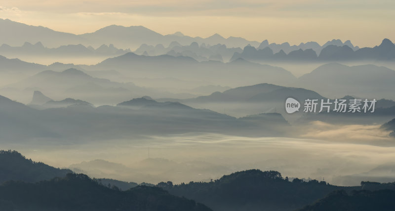 晨雾中的连绵山脉景观