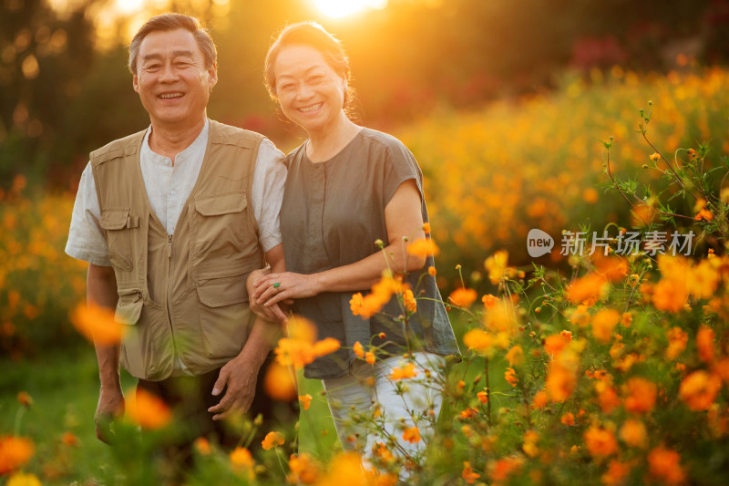 花丛中幸福的老年夫妇