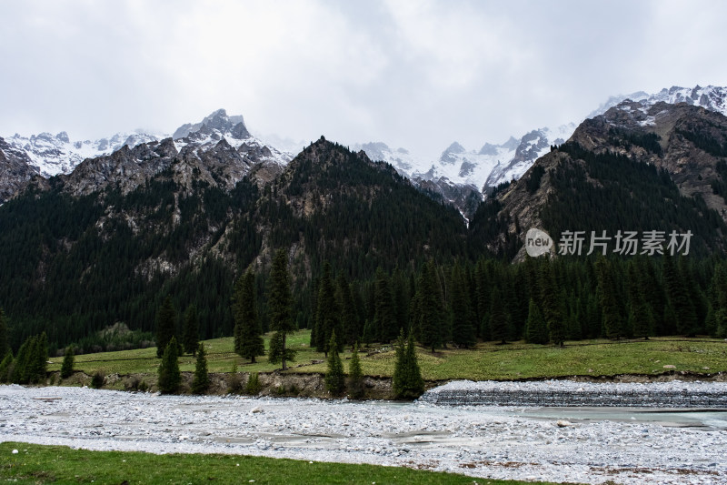 新疆伊犁夏塔雪山森林草原河流绝美风光