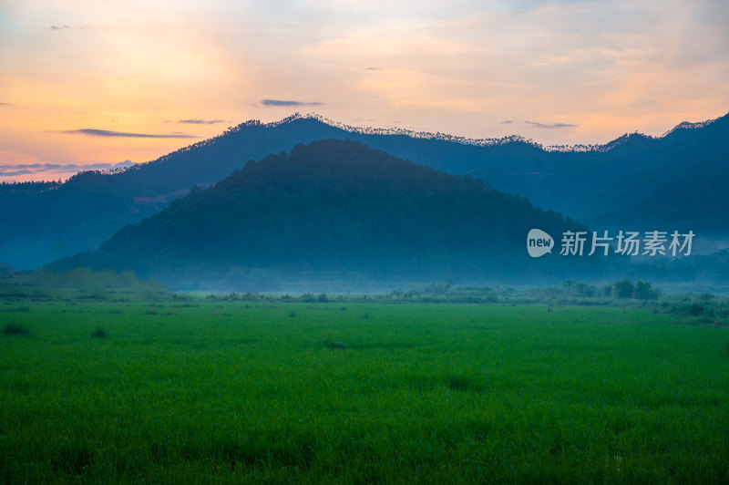 乡村高山田野日落晚霞田园风光