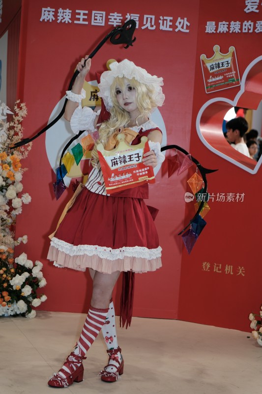 身着洛丽塔装coser手持麻辣王子
