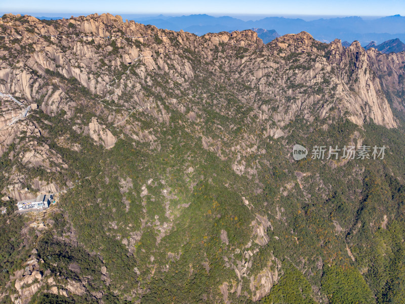 险峻陡峭山峰航拍图