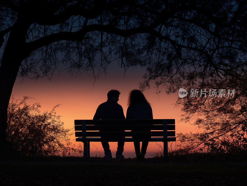 公园长椅上的情侣剪影